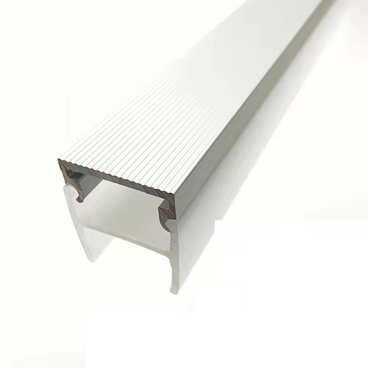 Se un singolo LED fallisce, la striscia di luce può essere parzialmente sostituita senza rimuovere il profilo?